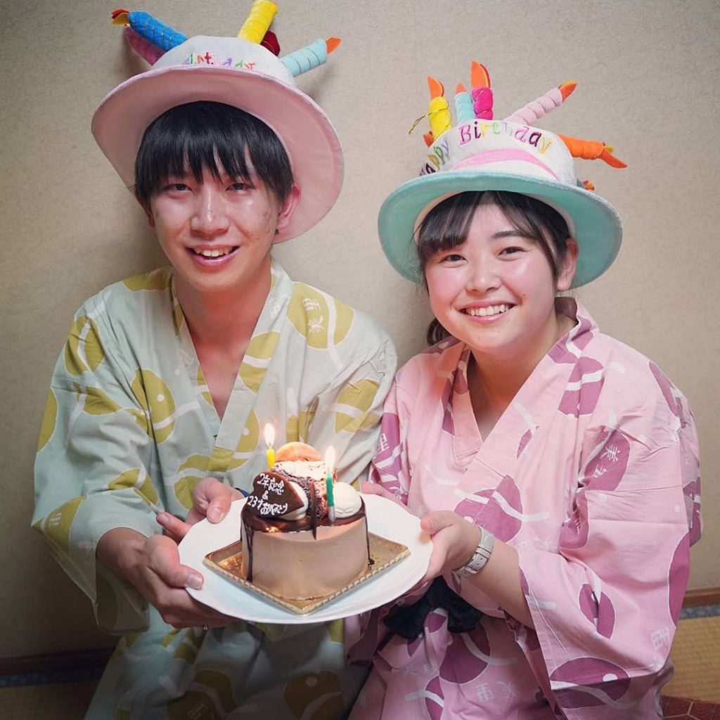 お誕生日おめでとうございます2年記念のお祝いもかねて記念日旅行で当館をご利用いただきありがとうございます️素敵な旅の思い出となりますようにほっこり素敵なお二人の笑顔にこちらもハッピーな気持ちになりましたまたお会いできる日を楽しみにしておりますお写真2枚目は、黒川温泉唯一のケーキ屋「パティスリー麓」の生チョコケーキです事前予約となります。