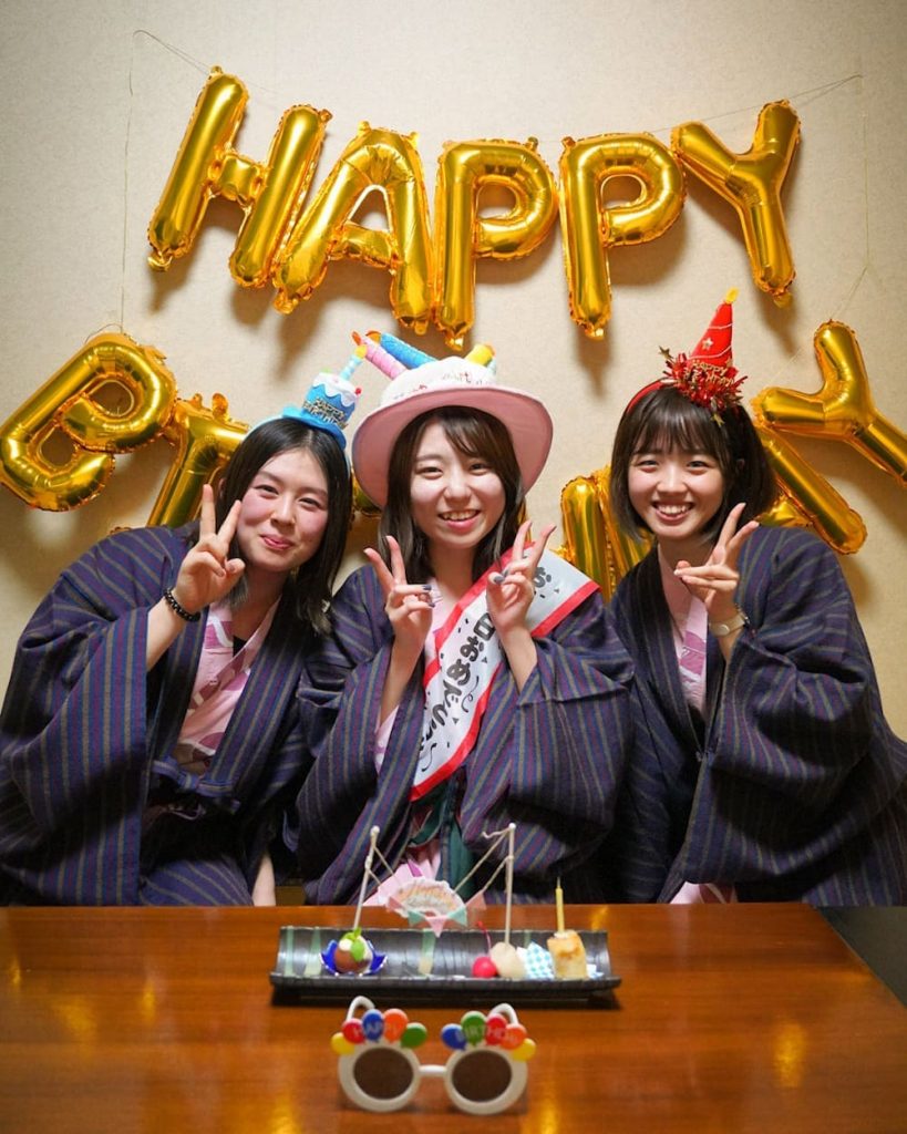 お誕生日おめでとうございます素敵なお友達の皆さん一緒にお祝いプレゼントや飾りなど、とっても楽しいお誕生日旅行でした素敵な年になりますように