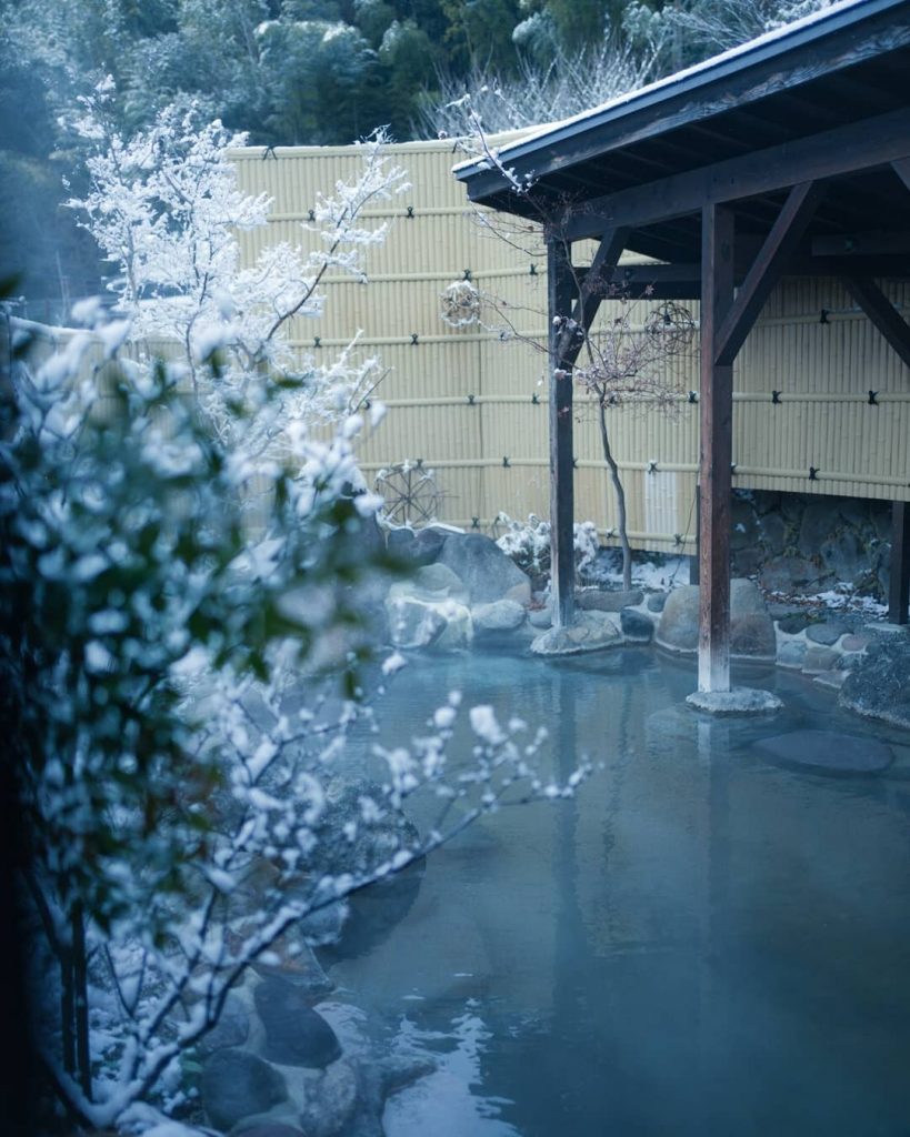 雪見露天風呂️も風情があって良いですよね寒さかで冷えた身体をあたためる時の、しびれる気持ちよさを美里の硫黄泉で、雪を眺めながらお楽しみください冬の温泉は最高です