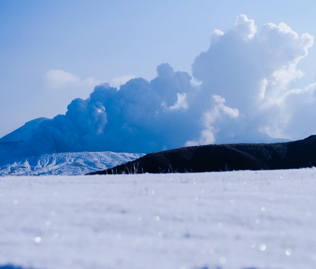 雪の阿蘇、草千里️雪の降った日は白銀の世界が広がります(写真は昨年の2月撮影️)しかし雪が降った日にここへ行くまでの道中は、阿蘇道の駅付近から草千里に上るまでの道路にチェーン規制がかかっている可能性がございます。