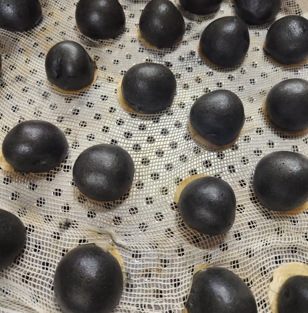 #くろかわ温泉饅頭 健康に良い竹炭を使った黒川(黒い皮)饅頭は、若女将の手作りです。
