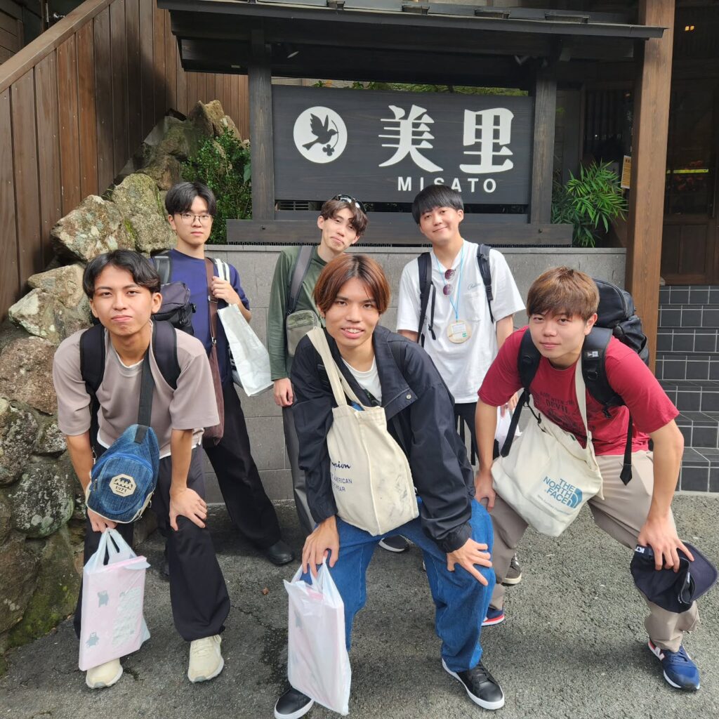 感謝祭の日にご宿泊いただきました抽選会は残念ながら6名様とも当たらなかったとのことでしたが、お祭りをお楽しみいただけたようで何よりです来年も毎年10月第一土曜日に開催されます是非ともスタッフ一同、お待ちしております【グループ旅行にオススメ】6名1室でご利用できる広い和洋室がございます。