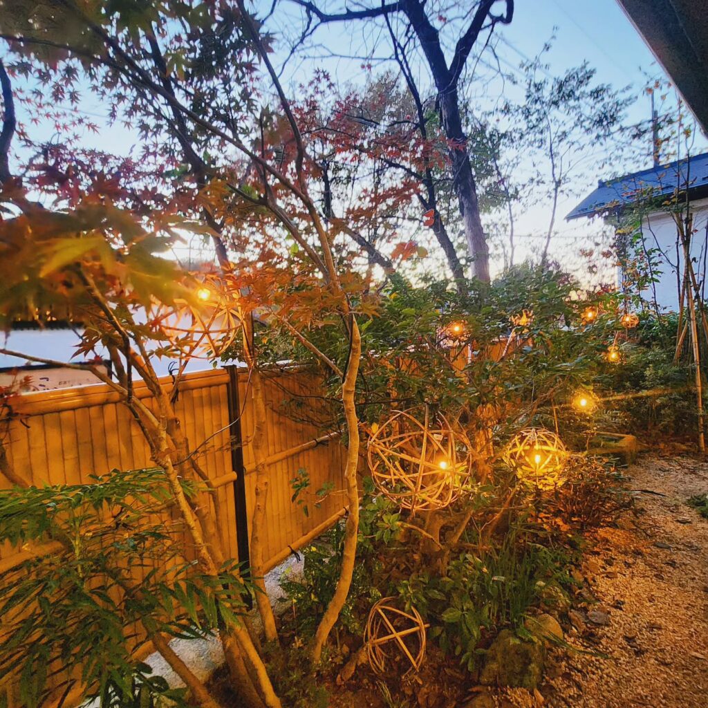 お食事処のお庭に湯あかりを一足早く設置しました食事中にご覧いただけます。