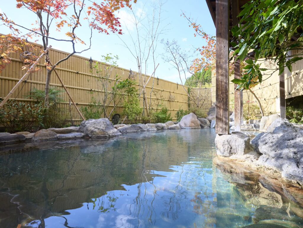 いつ色がかわるかはわからない不思議なお湯。